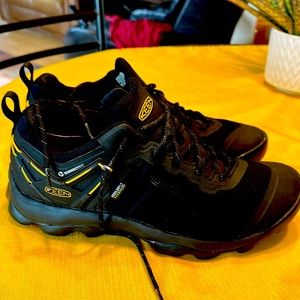 Keen hiking shoe black size 11